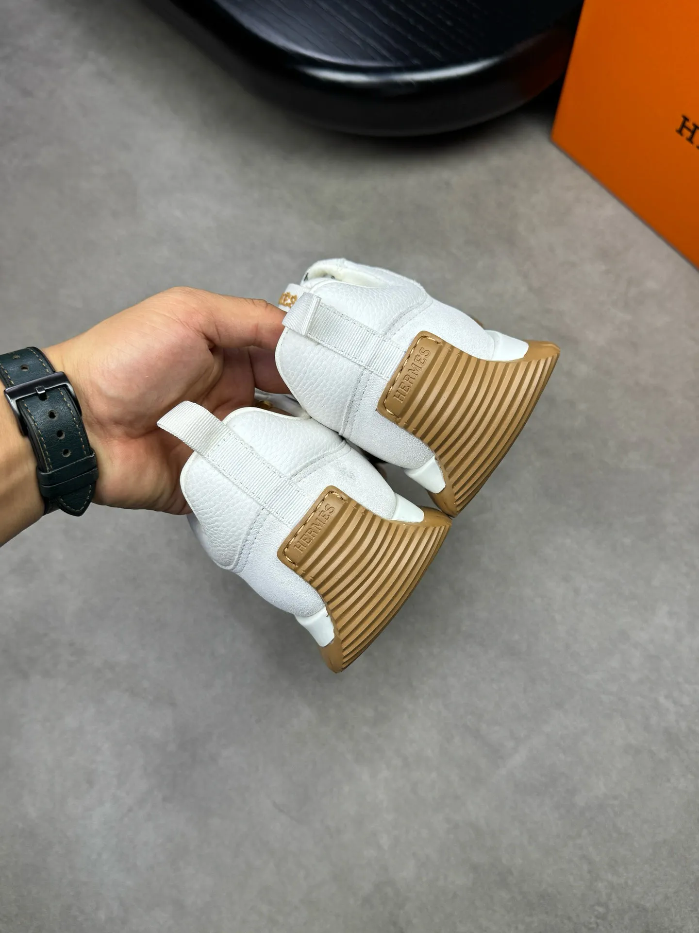 [HERMES] Hermes men's shoes 💰: 800💰 - High-end quality original items 🔍🔍🔍 casual sports shoes - Upper: 🔝 pebbled calfskin, suede calfskin, shoe body forged ´H´ totem, tongue webbing injection molded brand logo - Lining: brand canvas, foot pads; water-dyed cowhide -Outsole: Ultra-light T men's shoes 💰U foam; two-color molded outsole -Ultra-high quality control and fine workmanship: highlighted (high-end, extravagance, grade) -Size: 38-44 (45, can be customized)